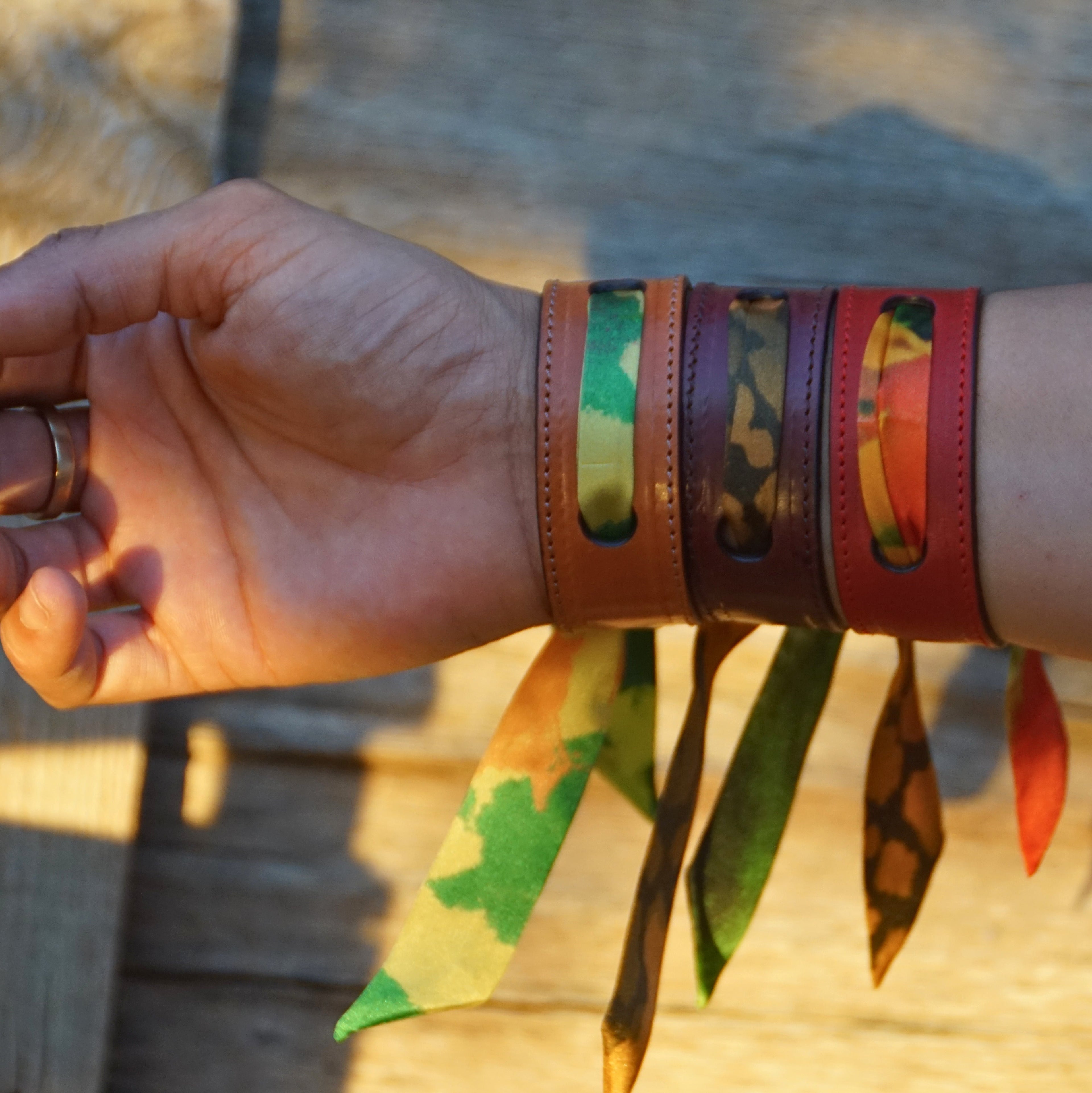 Pulsera de seda y cuero